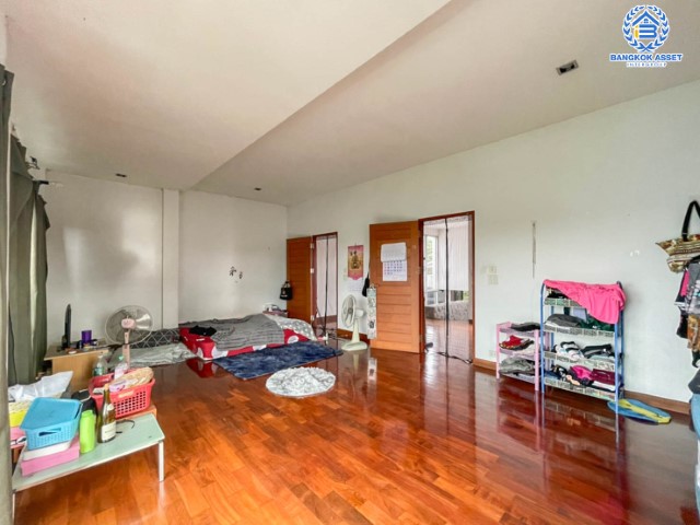 *****บ้านเดี่ยวมือสอง ม. ซอย พหลโยธิน56 พหลโยธิน บ้านเดี่ยวหลังใหญ่ ภายในตกแต่งหรูหรา สวยมาก  บนเนื้อที่เยอะถึง 98.60 ตร.ว.  3 ห้องนอน 3 ห้องน้ำ 2 ที่จอดรถ ภายในบรรยากาศร่มรื่นมีความเป็นส่วนตัวมาก พร้อมมีสระน้ำในตัว  บนพื้นที่กว่า 316 ตร.ม บนทำเลที่ดี เชื่อมต่อถนน พหลโยธิน, ลำลูกกา, วิภาวดี-รังสิต เดินทางสะดวกใกล้รถไฟฟ้า สถานี "แยก คปอ, คูคต"